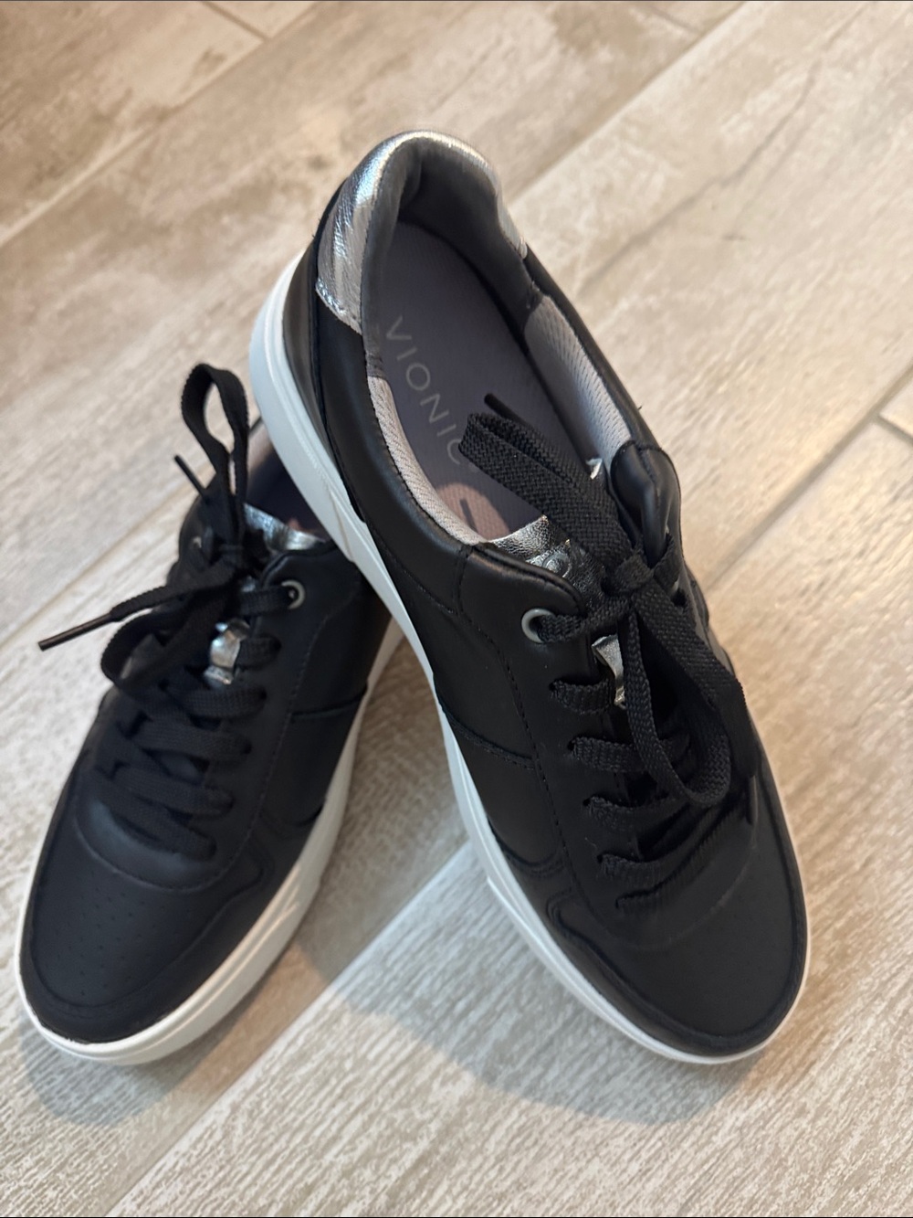 Vionic Women Kimmie Court Black Sneakers with Silver Trim Size 9